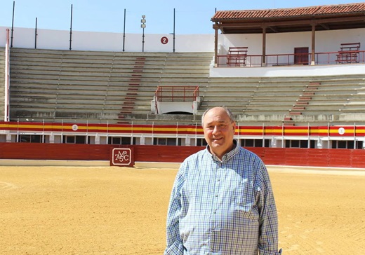 Pedro Casares, nieto del constructor de la Plaza de Toros de Medina, posa en el albero del coso que cumple este año su 75 aniversario. Yaiza Cobos